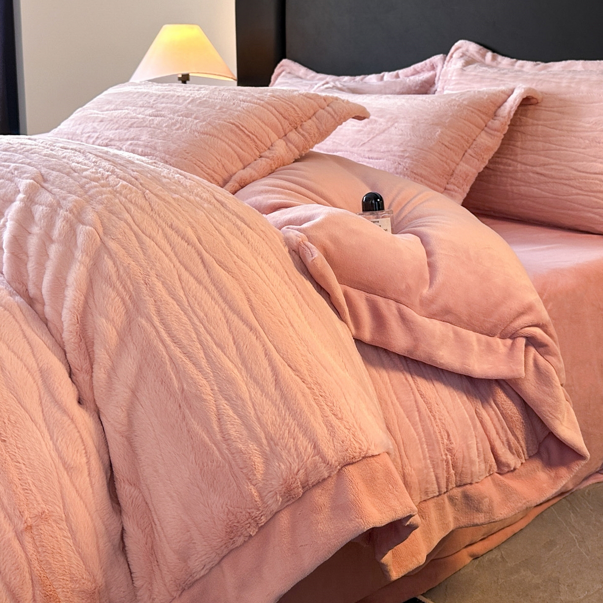91家纺网 家纺一手货源 找家纺 恋绒家纺 2025新款加厚A面兔毛B面牛奶绒四件套 兔毛-豆沙粉