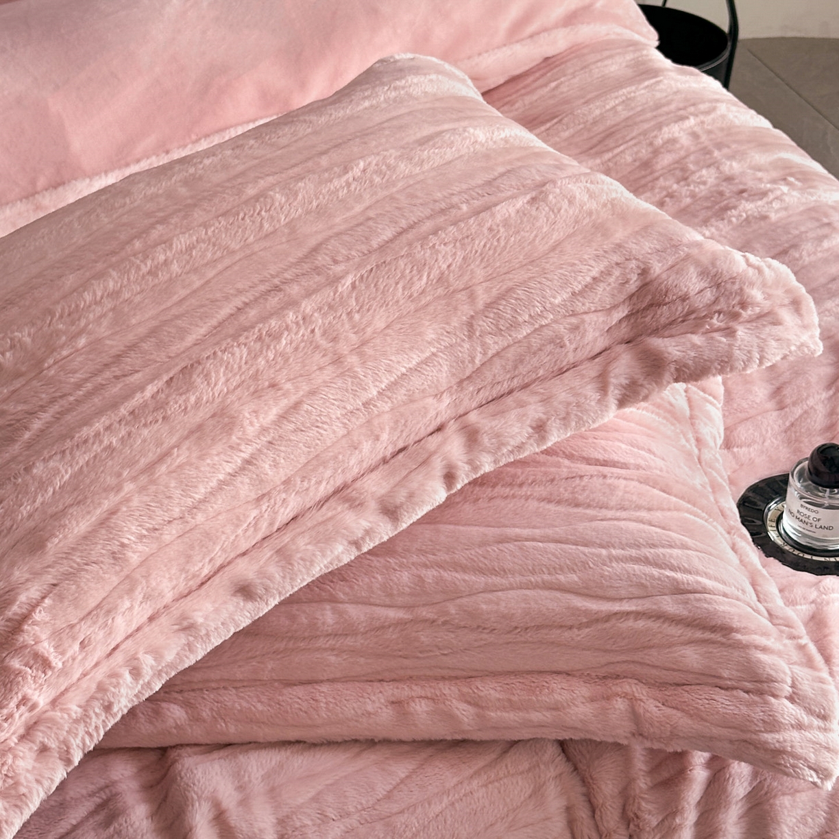 91家纺网 家纺一手货源 找家纺 恋绒家纺 2025新款加厚A面兔毛B面牛奶绒四件套 兔毛-豆沙粉