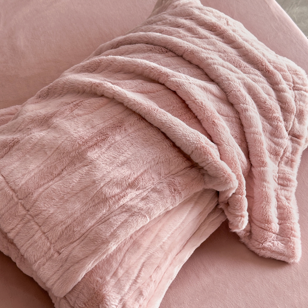 91家纺网 家纺一手货源 找家纺 恋绒家纺 2025新款加厚A面兔毛B面牛奶绒四件套 兔毛-豆沙粉