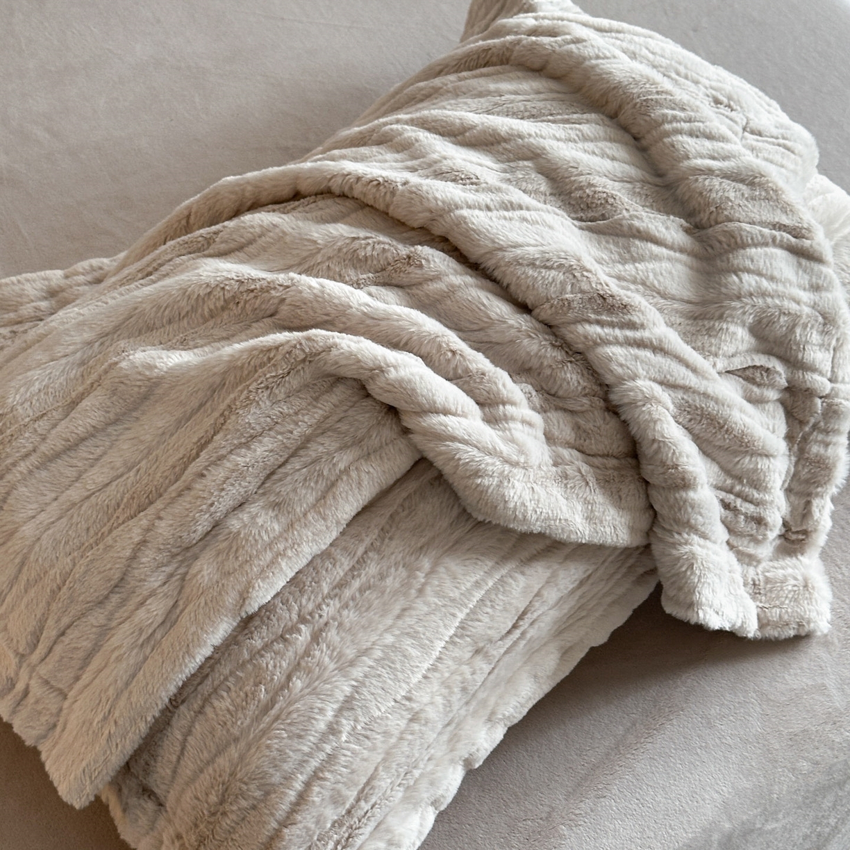 91家纺网 家纺一手货源 找家纺 恋绒家纺 2025新款加厚A面兔毛B面牛奶绒四件套 兔毛-石灰