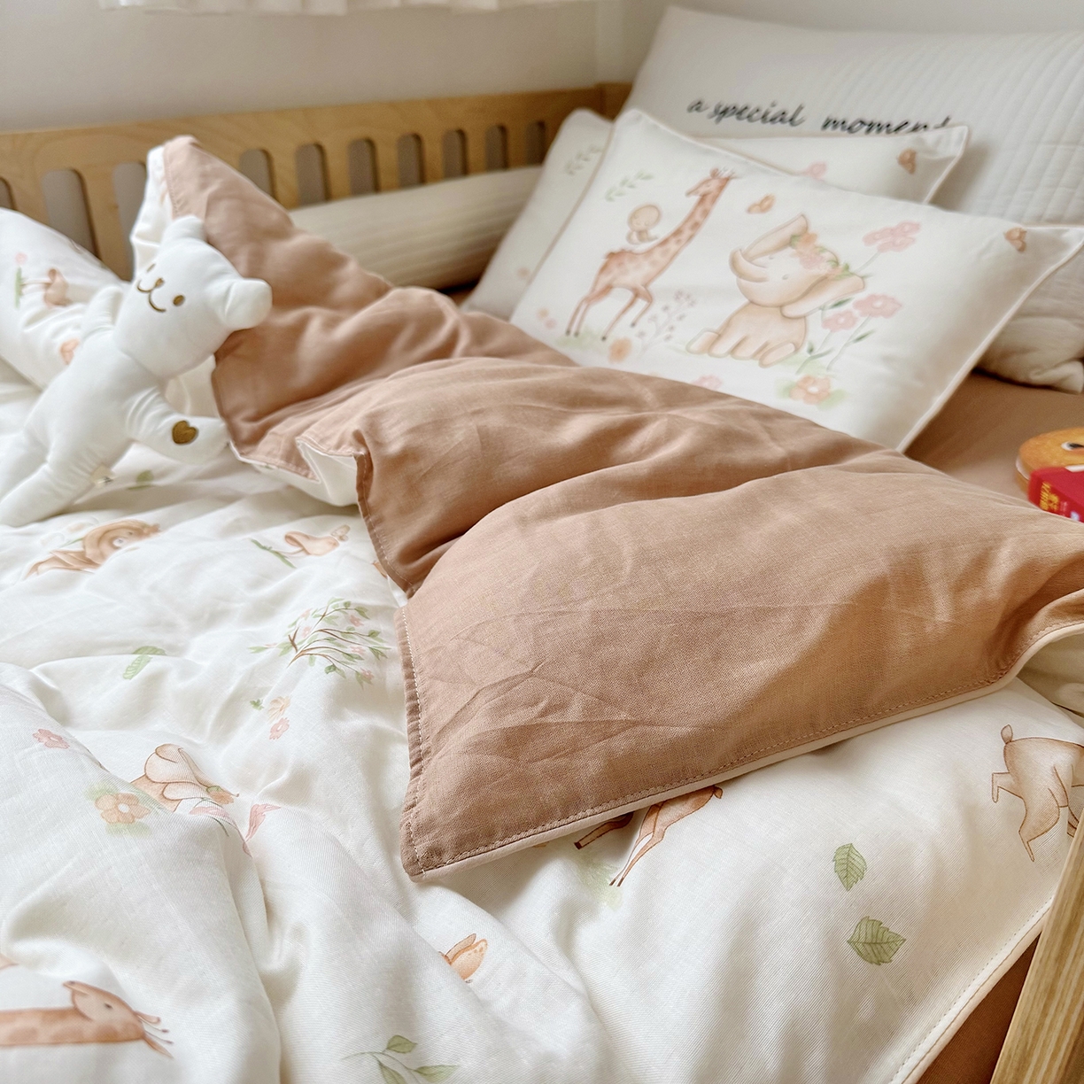 91家纺网 家纺一手货源 找家纺 萌宝家纺 2025新款母婴A类全棉双层纱儿童被套纯棉纱布三件套 动物园