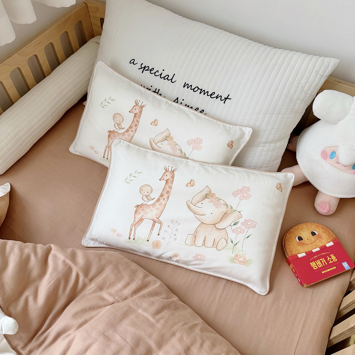 91家纺网 家纺一手货源 找家纺 萌宝家纺 2025新款母婴A类全棉双层纱儿童被套纯棉纱布三件套 动物园