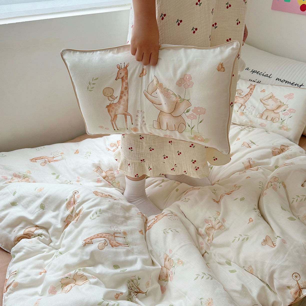 91家纺网 家纺一手货源 找家纺 萌宝家纺 2025新款母婴A类全棉双层纱儿童被套纯棉纱布三件套 动物园