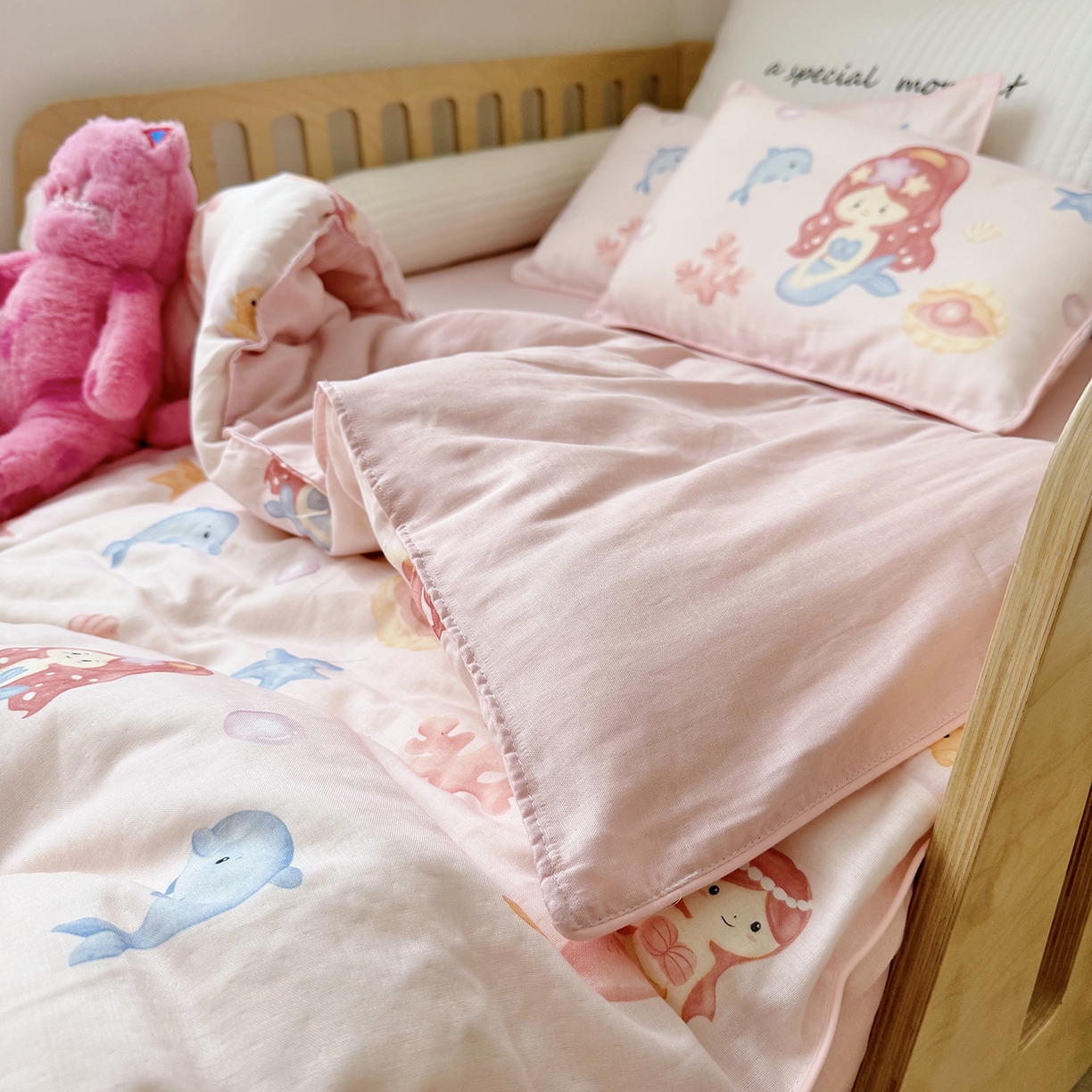 91家纺网 家纺一手货源 找家纺 萌宝家纺 2025新款母婴A类全棉双层纱儿童被套纯棉纱布三件套 美人鱼