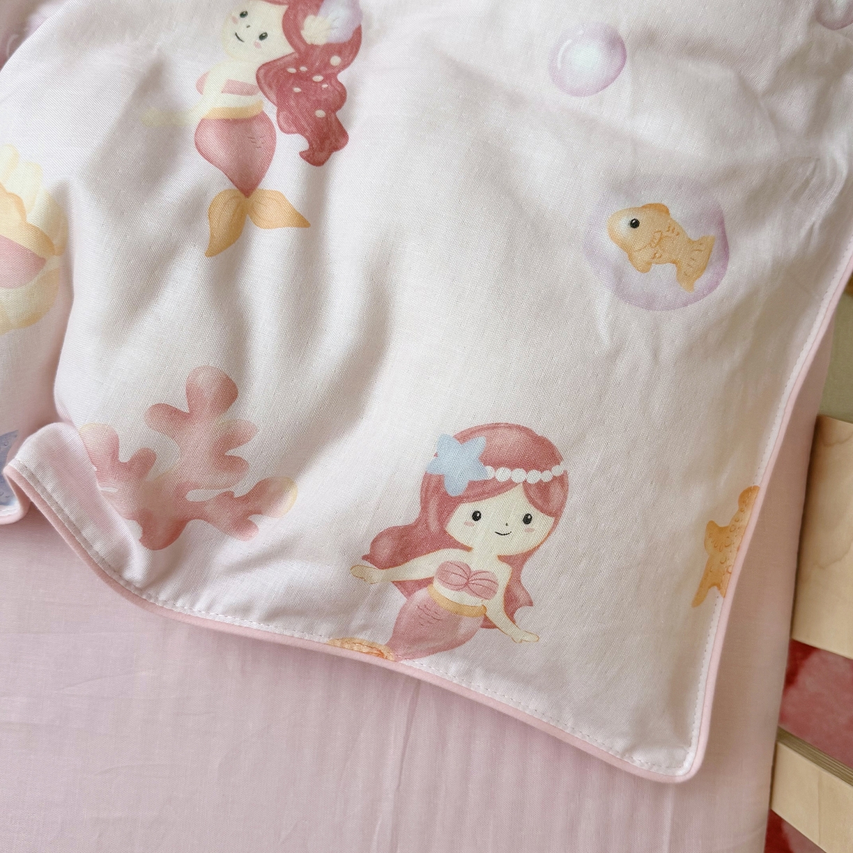 91家纺网 家纺一手货源 找家纺 萌宝家纺 2025新款母婴A类全棉双层纱儿童被套纯棉纱布三件套 美人鱼