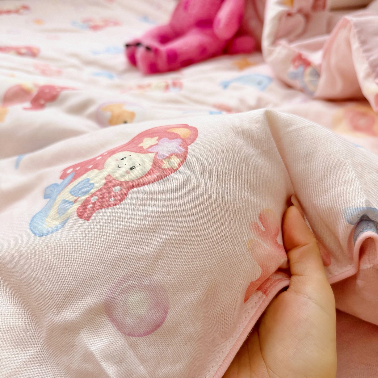 91家纺网 家纺一手货源 找家纺 萌宝家纺 2025新款母婴A类全棉双层纱儿童被套纯棉纱布三件套 美人鱼