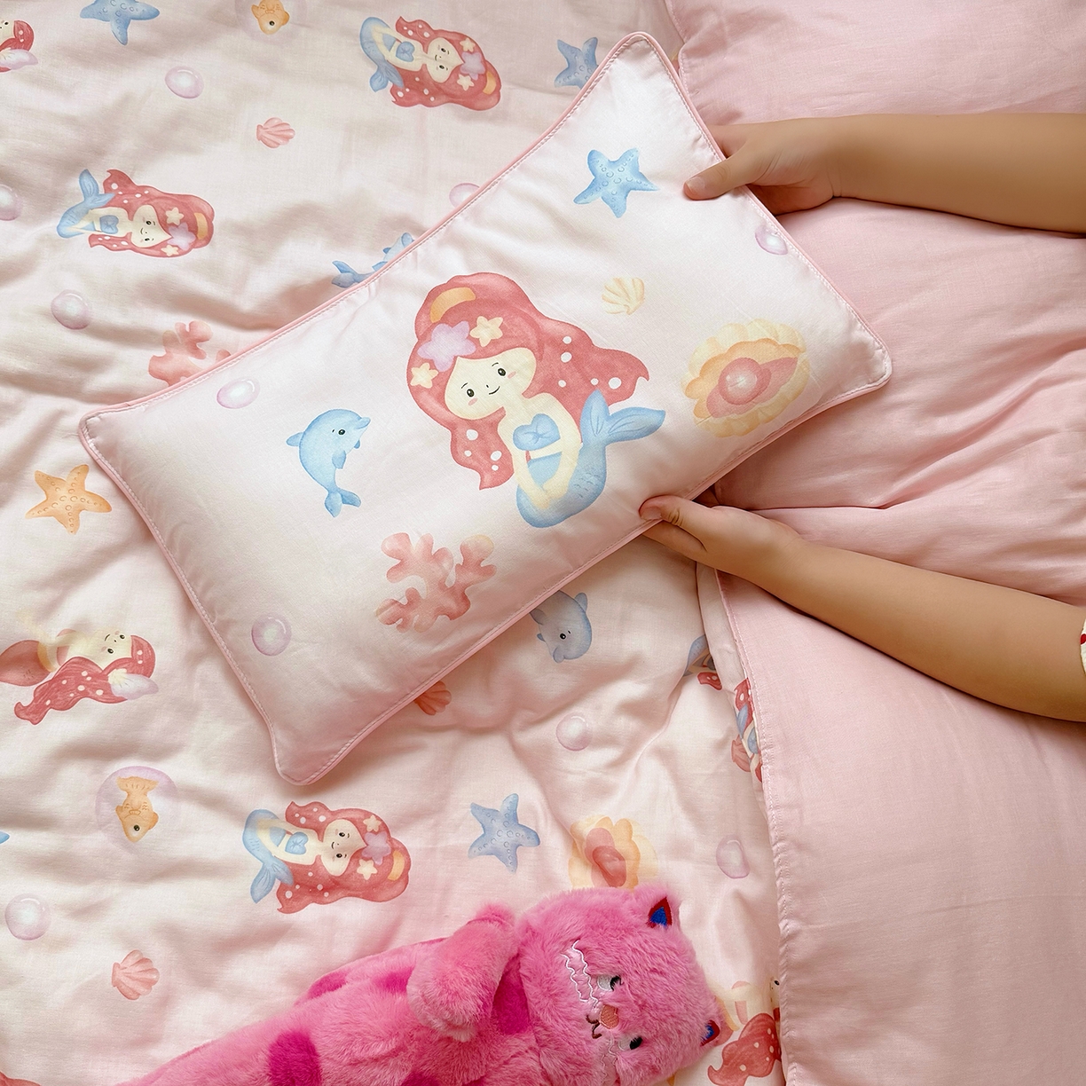 91家纺网 家纺一手货源 找家纺 萌宝家纺 2025新款母婴A类全棉双层纱儿童被套纯棉纱布三件套 美人鱼