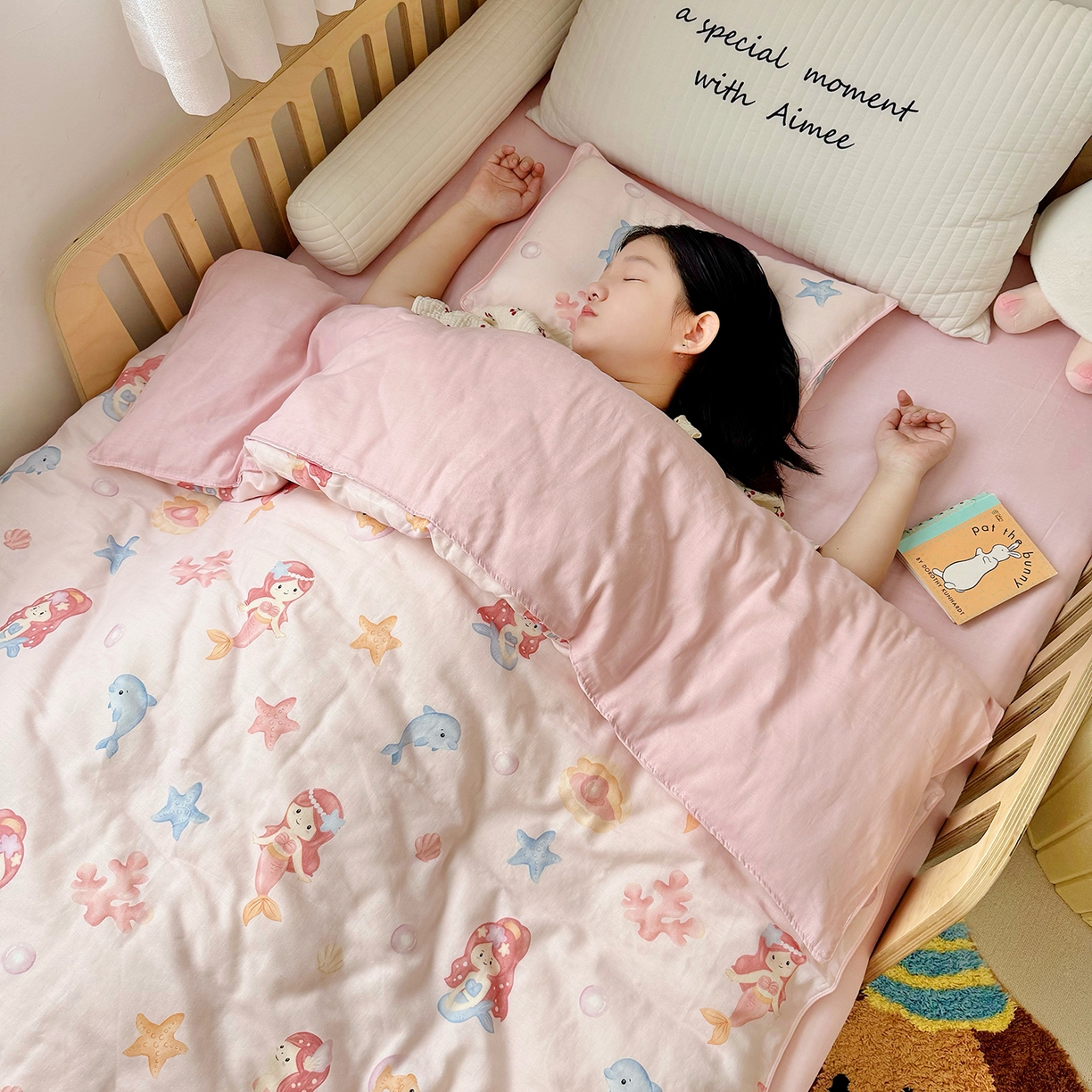 91家纺网 家纺一手货源 找家纺 萌宝家纺 2025新款母婴A类全棉双层纱儿童被套纯棉纱布三件套 美人鱼