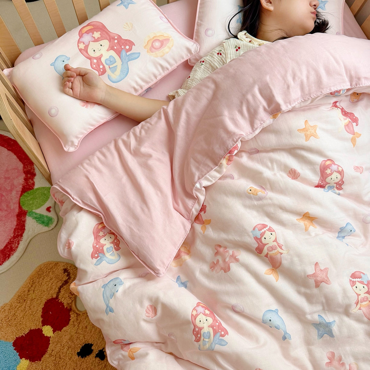 91家纺网 家纺一手货源 找家纺 萌宝家纺 2025新款母婴A类全棉双层纱儿童被套纯棉纱布三件套 美人鱼