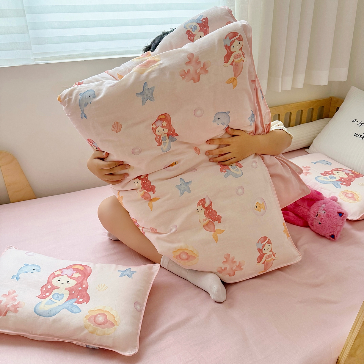 91家纺网 家纺一手货源 找家纺 萌宝家纺 2025新款母婴A类全棉双层纱儿童被套纯棉纱布三件套 美人鱼