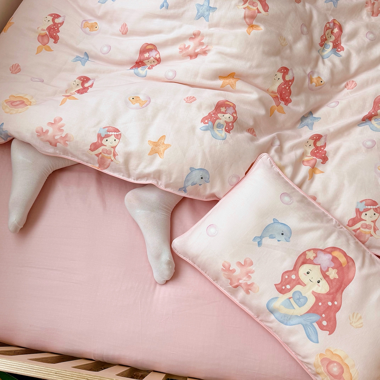 91家纺网 家纺一手货源 找家纺 萌宝家纺 2025新款母婴A类全棉双层纱儿童被套纯棉纱布三件套 美人鱼