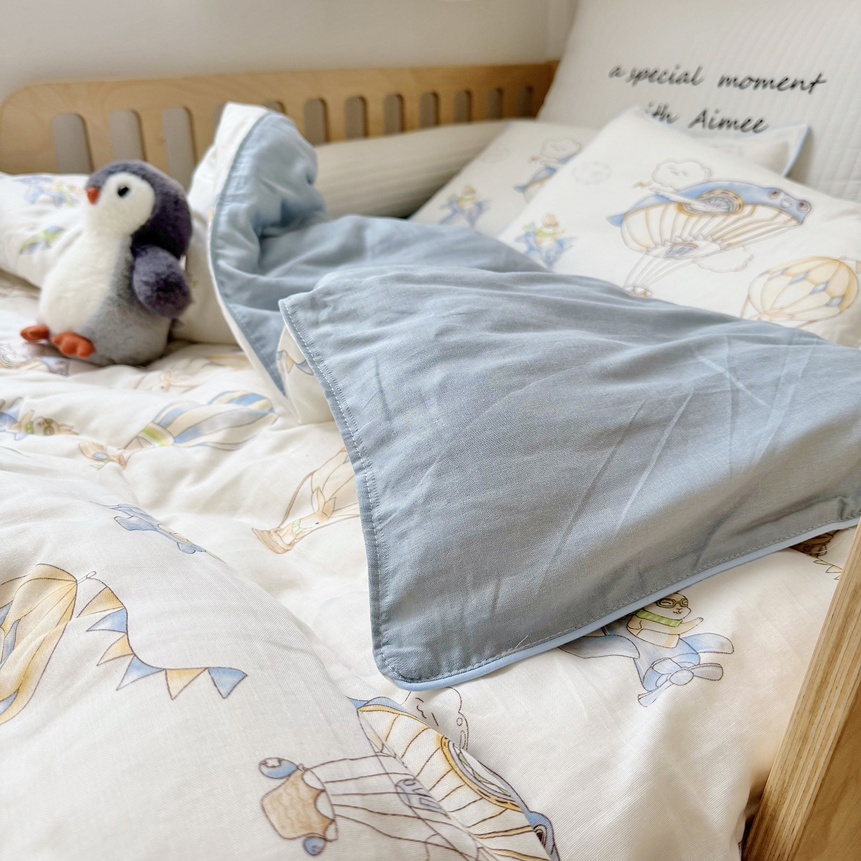 91家纺网 家纺一手货源 找家纺 萌宝家纺 2025新款母婴A类全棉双层纱儿童被套纯棉纱布三件套 热气球