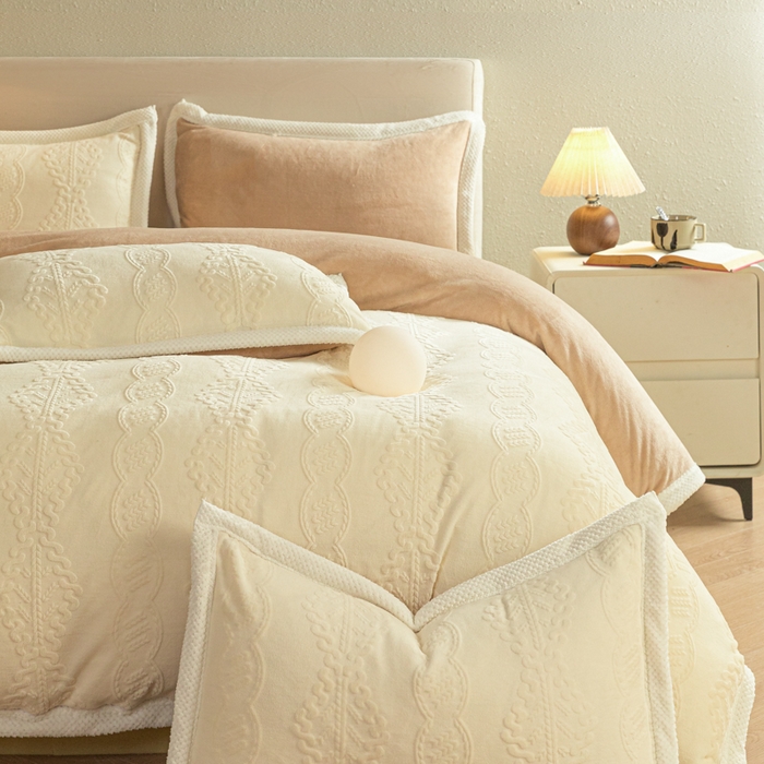 91家纺网 家纺一手货源 找家纺 眠博士 2025新款洛克款浮雕烂花牛奶绒加厚保暖四件套 洛克款-奇迹奶咖