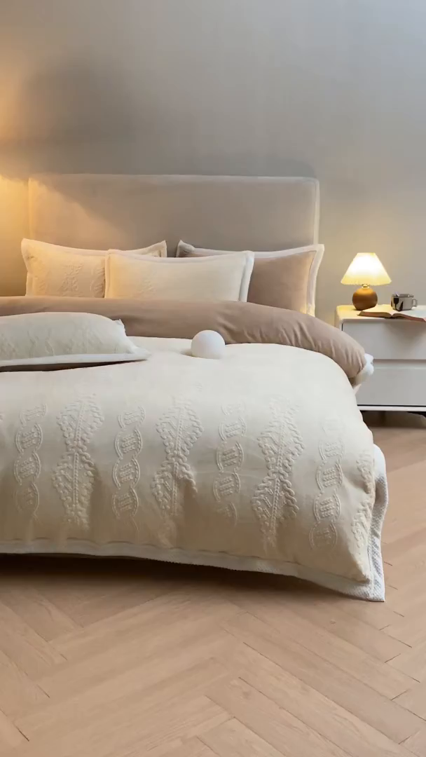 91家纺网 家纺一手货源 找家纺 眠博士 2025新款洛克款浮雕烂花牛奶绒加厚保暖四件套 洛克款-奇迹奶咖