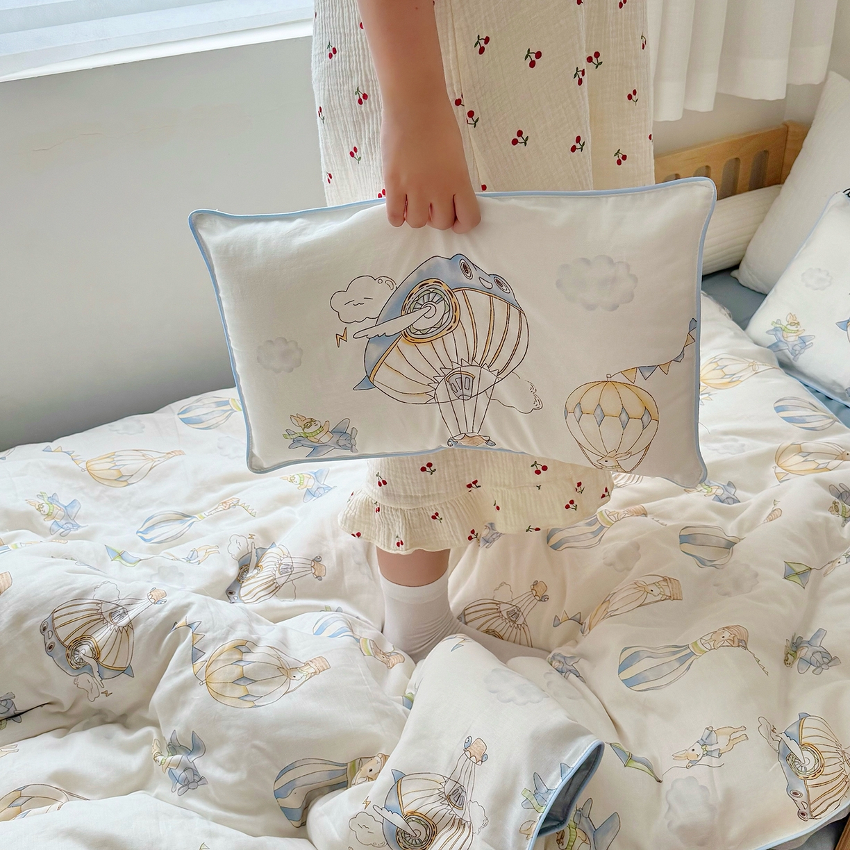 91家纺网 家纺一手货源 找家纺 萌宝家纺 2025新款母婴A类全棉双层纱儿童被套纯棉纱布三件套 热气球