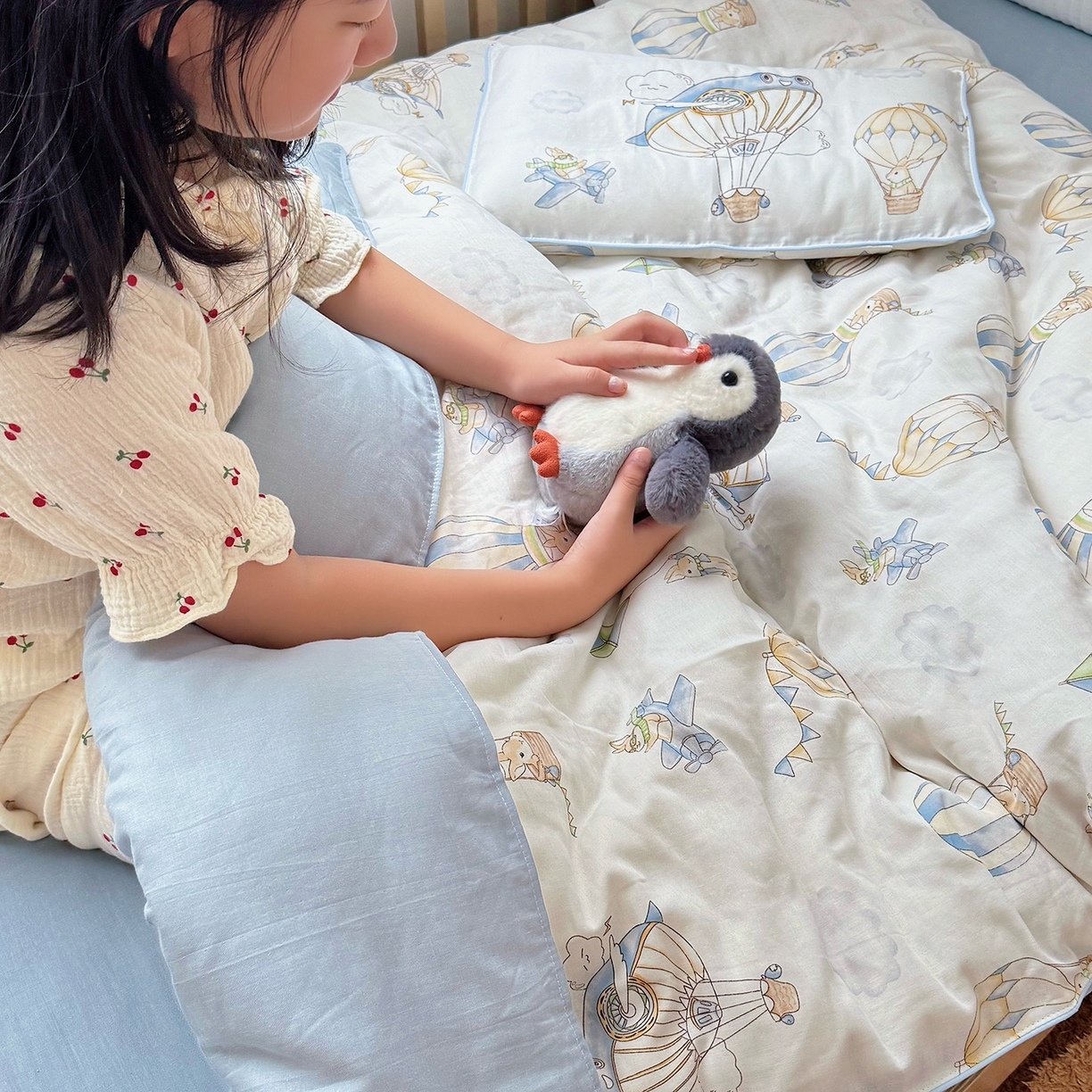 91家纺网 家纺一手货源 找家纺 萌宝家纺 2025新款母婴A类全棉双层纱儿童被套纯棉纱布三件套 热气球