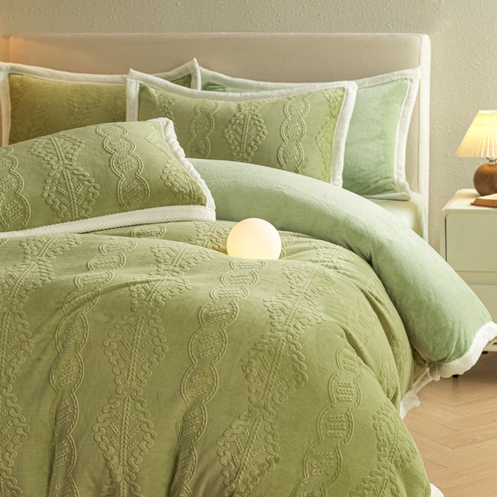 91家纺网 家纺一手货源 找家纺 眠博士 2025新款洛克款浮雕烂花牛奶绒加厚保暖四件套 洛克款-奇迹青绿