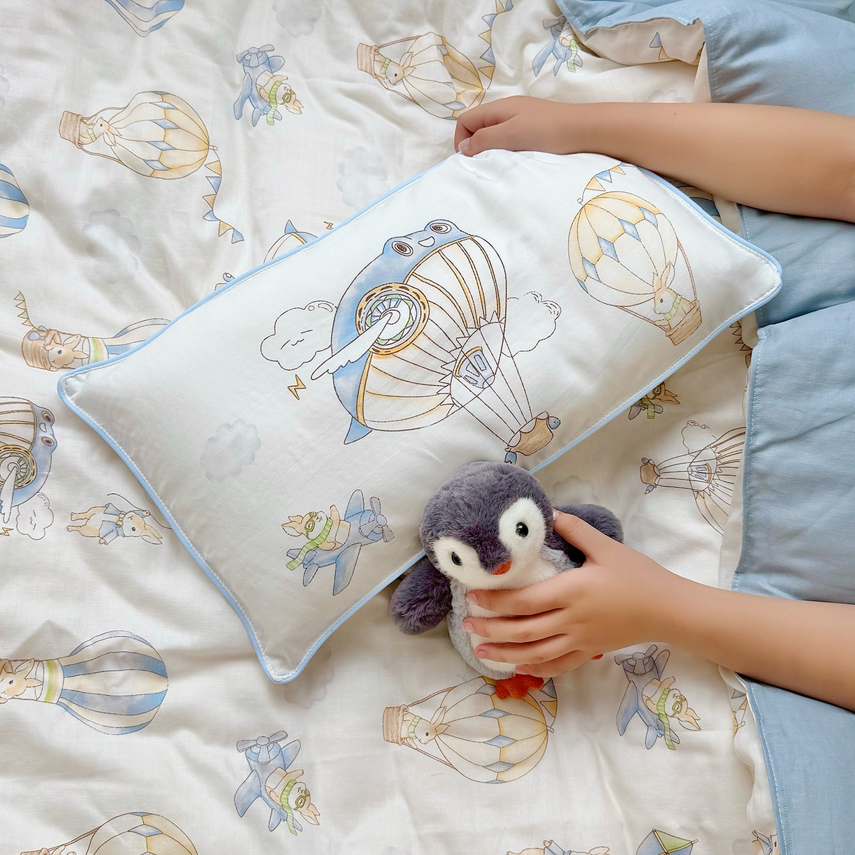 91家纺网 家纺一手货源 找家纺 萌宝家纺 2025新款母婴A类全棉双层纱儿童被套纯棉纱布三件套 热气球