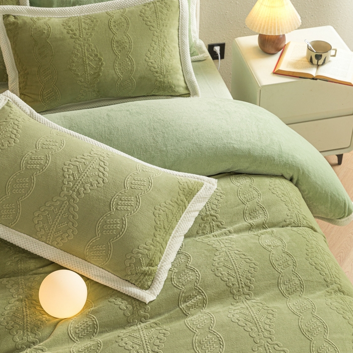 91家纺网 家纺一手货源 找家纺 眠博士 2025新款洛克款浮雕烂花牛奶绒加厚保暖四件套 洛克款-奇迹青绿