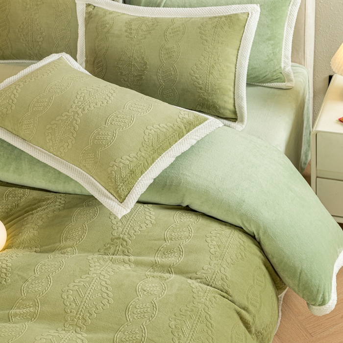 91家纺网 家纺一手货源 找家纺 眠博士 2025新款洛克款浮雕烂花牛奶绒加厚保暖四件套 洛克款-奇迹青绿