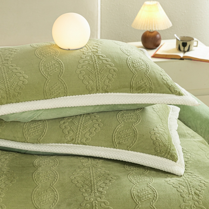 91家纺网 家纺一手货源 找家纺 眠博士 2025新款洛克款浮雕烂花牛奶绒加厚保暖四件套 洛克款-奇迹青绿