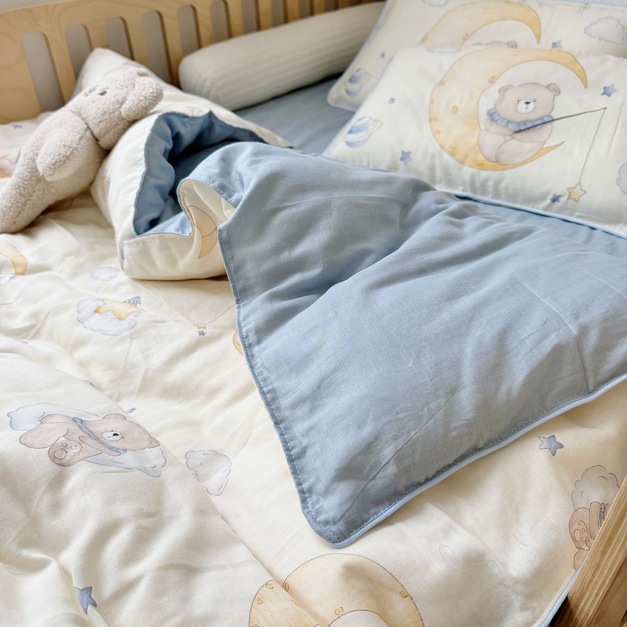 91家纺网 家纺一手货源 找家纺 萌宝家纺 2025新款母婴A类全棉双层纱儿童被套纯棉纱布三件套 晚安熊