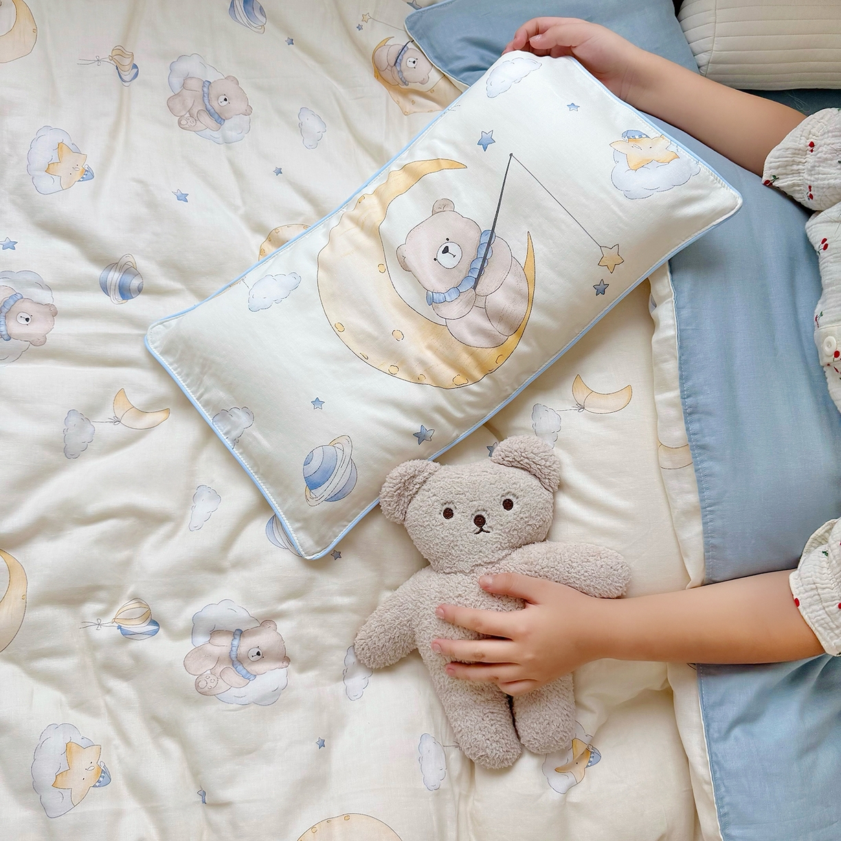 91家纺网 家纺一手货源 找家纺 萌宝家纺 2025新款母婴A类全棉双层纱儿童被套纯棉纱布三件套 晚安熊