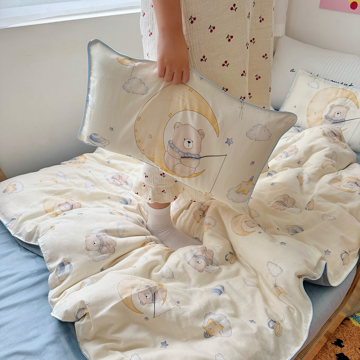 91家纺网 家纺一手货源 找家纺 萌宝家纺 2025新款母婴A类全棉双层纱儿童被套纯棉纱布三件套 晚安熊