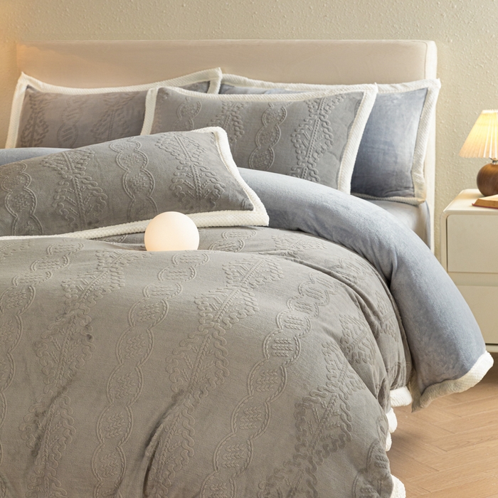 91家纺网 家纺一手货源 找家纺 眠博士 2025新款洛克款浮雕烂花牛奶绒加厚保暖四件套 洛克款-奇迹钛灰