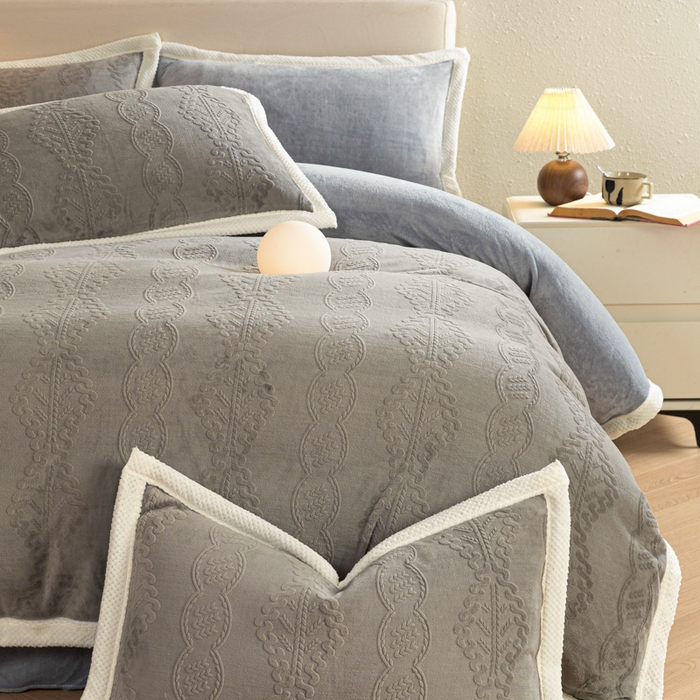 91家纺网 家纺一手货源 找家纺 眠博士 2025新款洛克款浮雕烂花牛奶绒加厚保暖四件套 洛克款-奇迹钛灰