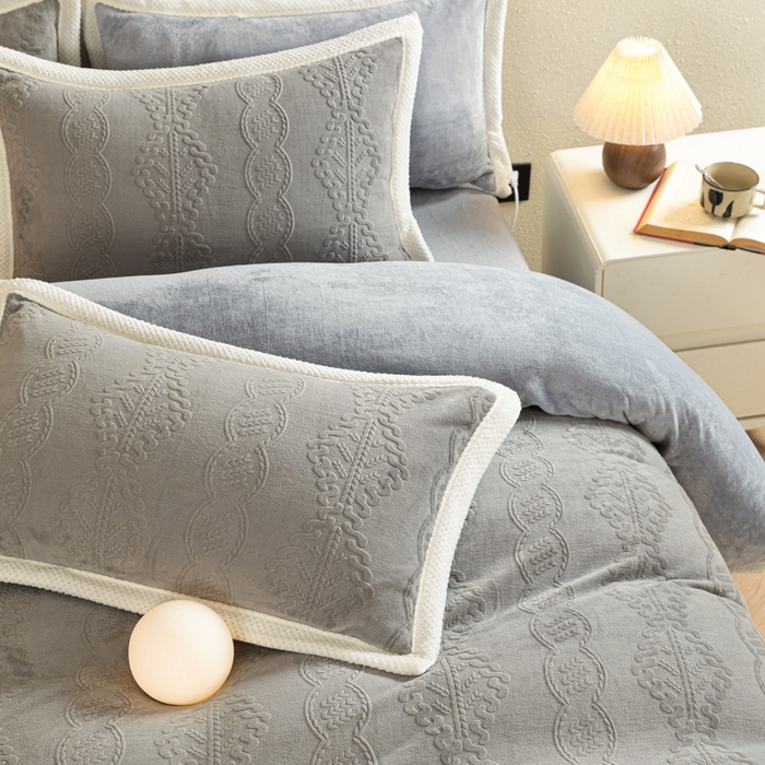 91家纺网 家纺一手货源 找家纺 眠博士 2025新款洛克款浮雕烂花牛奶绒加厚保暖四件套 洛克款-奇迹钛灰