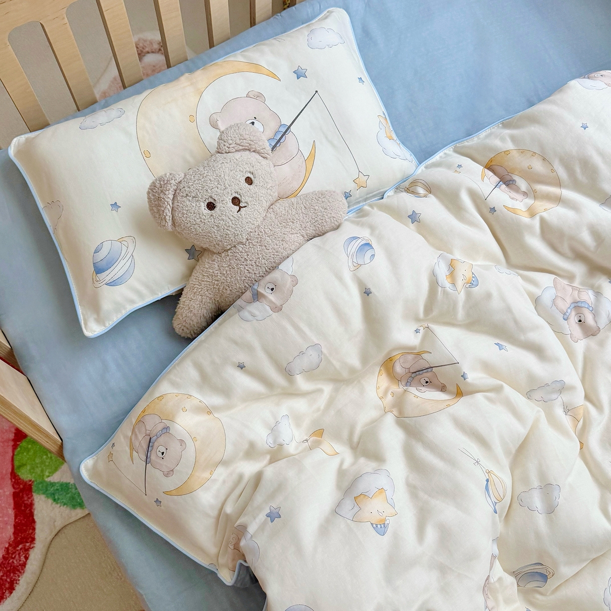 91家纺网 家纺一手货源 找家纺 萌宝家纺 2025新款母婴A类全棉双层纱儿童被套纯棉纱布三件套 晚安熊