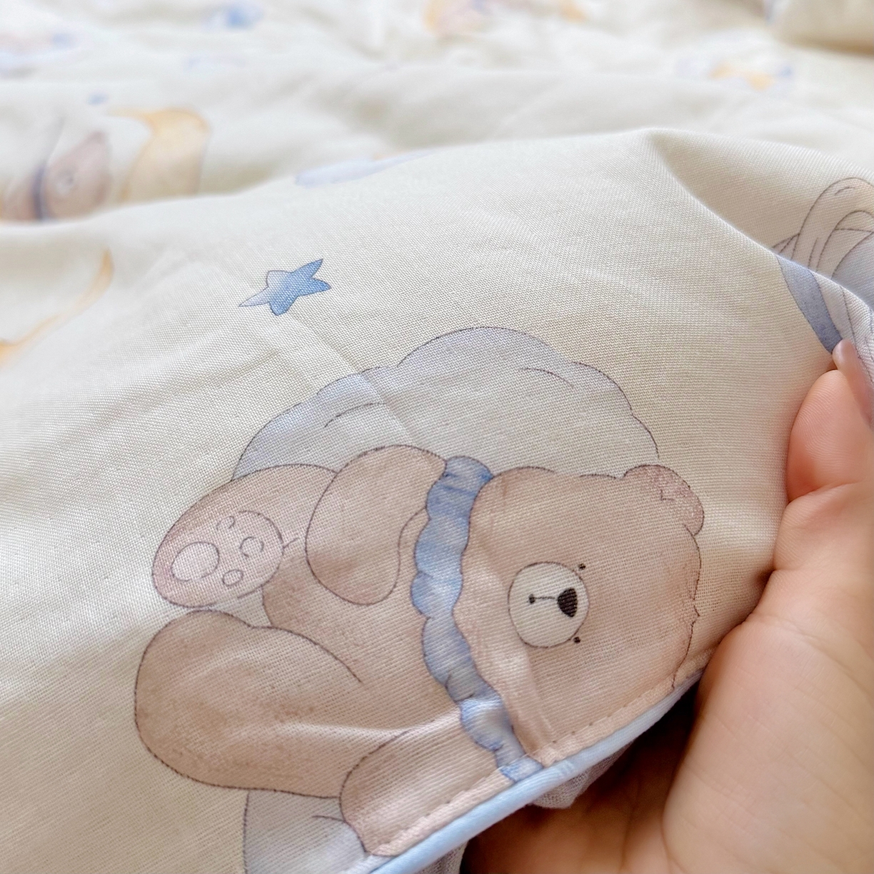 91家纺网 家纺一手货源 找家纺 萌宝家纺 2025新款母婴A类全棉双层纱儿童被套纯棉纱布三件套 晚安熊