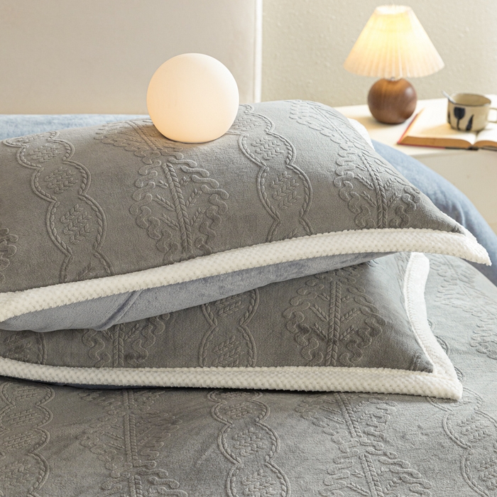 91家纺网 家纺一手货源 找家纺 眠博士 2025新款洛克款浮雕烂花牛奶绒加厚保暖四件套 洛克款-奇迹钛灰