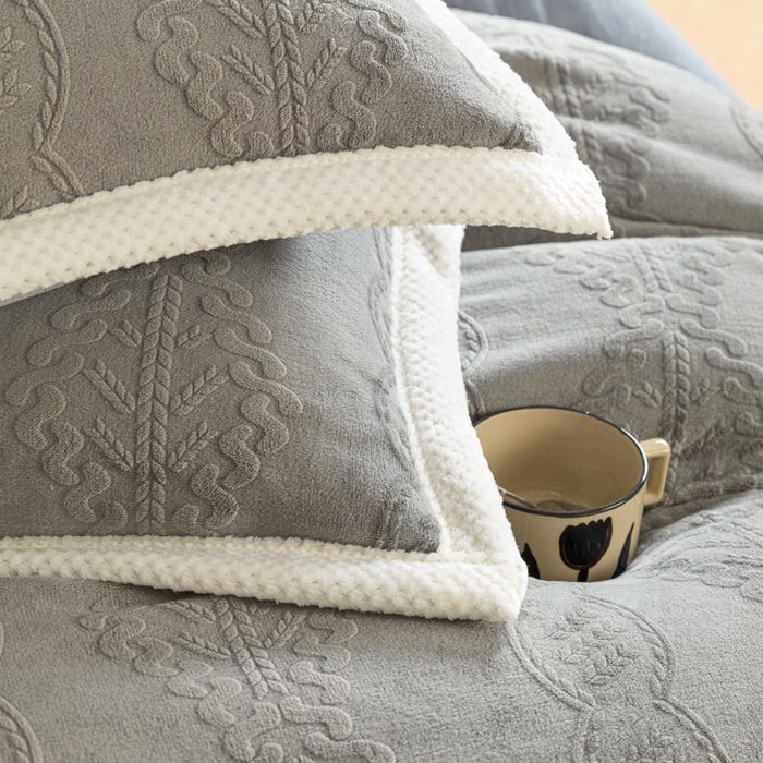 91家纺网 家纺一手货源 找家纺 眠博士 2025新款洛克款浮雕烂花牛奶绒加厚保暖四件套 洛克款-奇迹钛灰