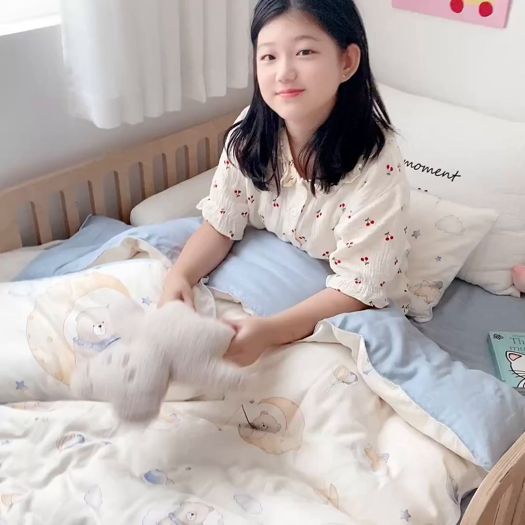 91家纺网 家纺一手货源 找家纺 萌宝家纺 2025新款母婴A类全棉双层纱儿童被套纯棉纱布三件套 晚安熊