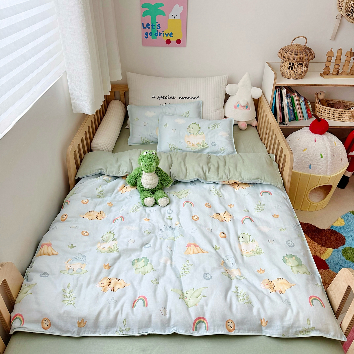 91家纺网 家纺一手货源 找家纺 萌宝家纺 2025新款母婴A类全棉双层纱儿童被套纯棉纱布三件套 小恐龙