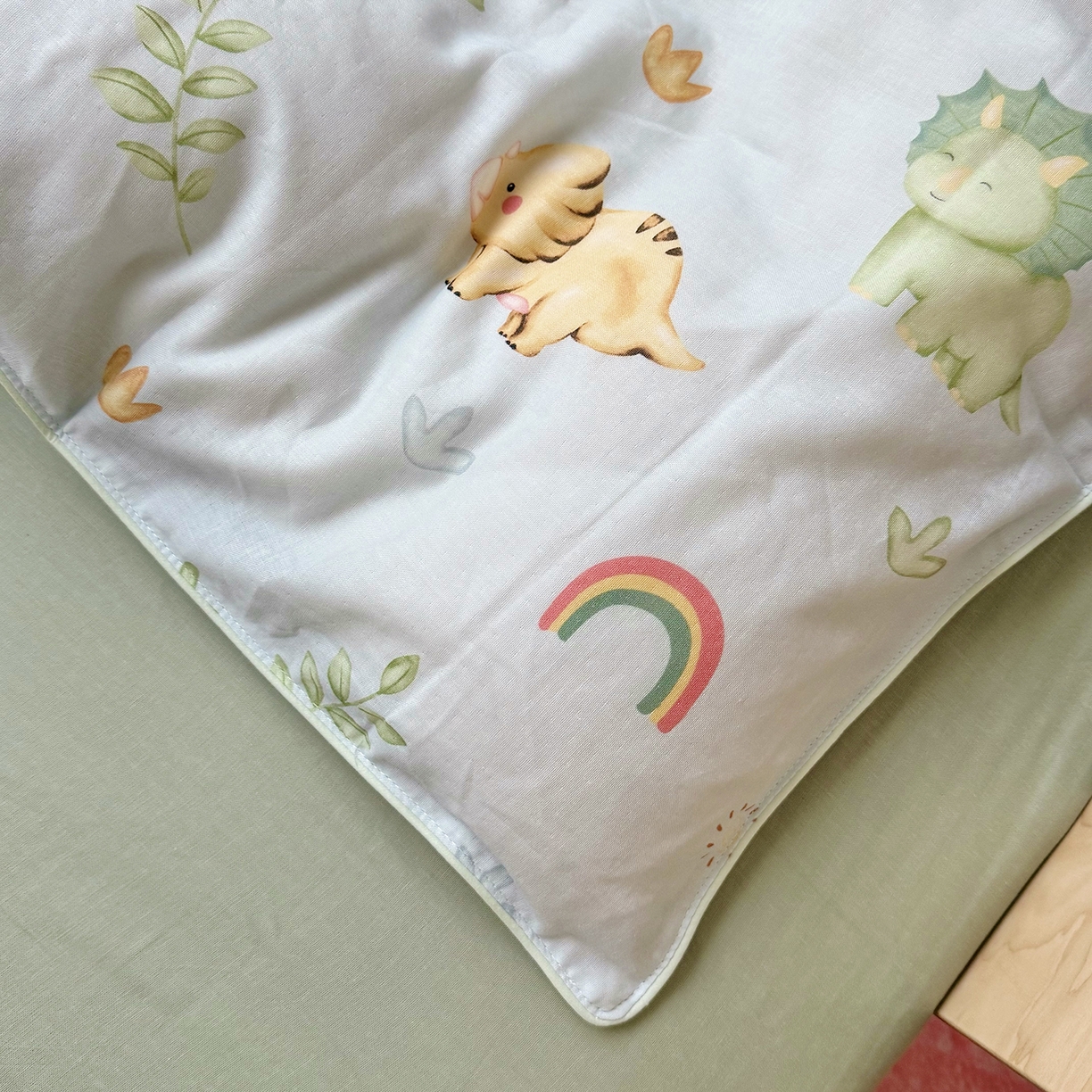 91家纺网 家纺一手货源 找家纺 萌宝家纺 2025新款母婴A类全棉双层纱儿童被套纯棉纱布三件套 小恐龙