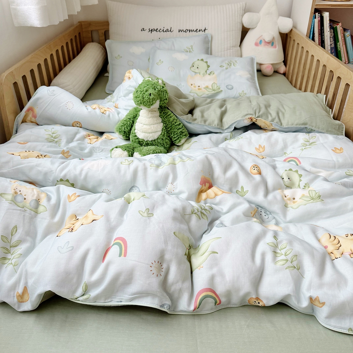 91家纺网 家纺一手货源 找家纺 萌宝家纺 2025新款母婴A类全棉双层纱儿童被套纯棉纱布三件套 小恐龙