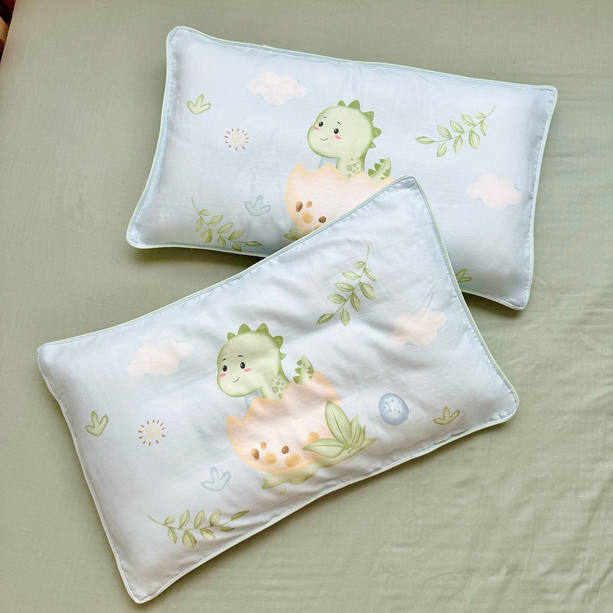 91家纺网 家纺一手货源 找家纺 萌宝家纺 2025新款母婴A类全棉双层纱儿童被套纯棉纱布三件套 小恐龙