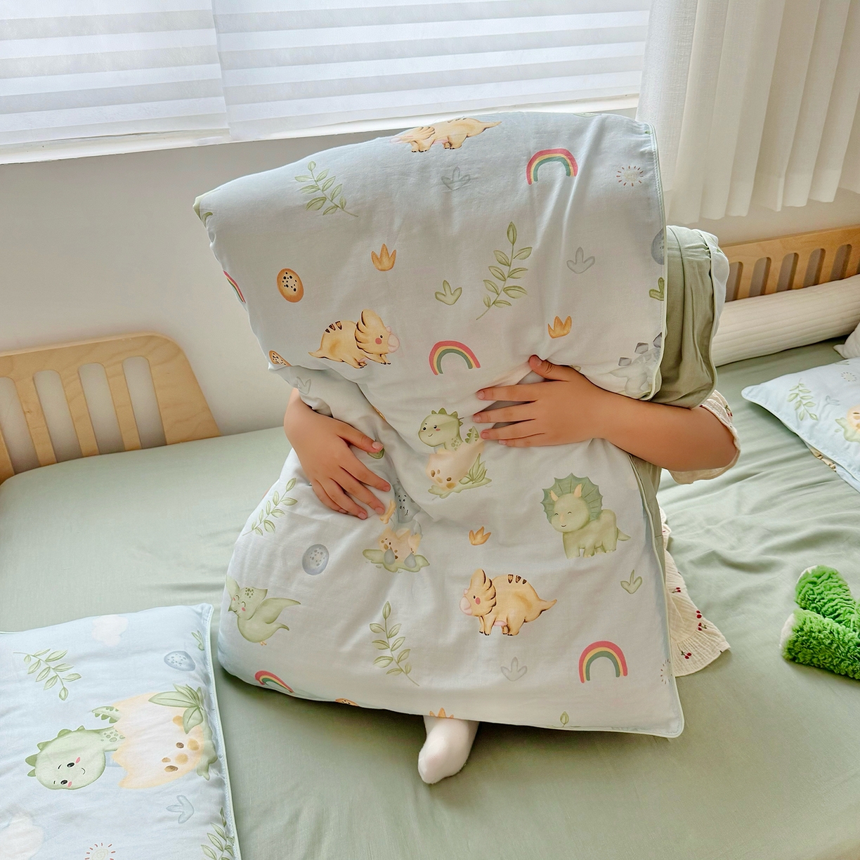 91家纺网 家纺一手货源 找家纺 萌宝家纺 2025新款母婴A类全棉双层纱儿童被套纯棉纱布三件套 小恐龙