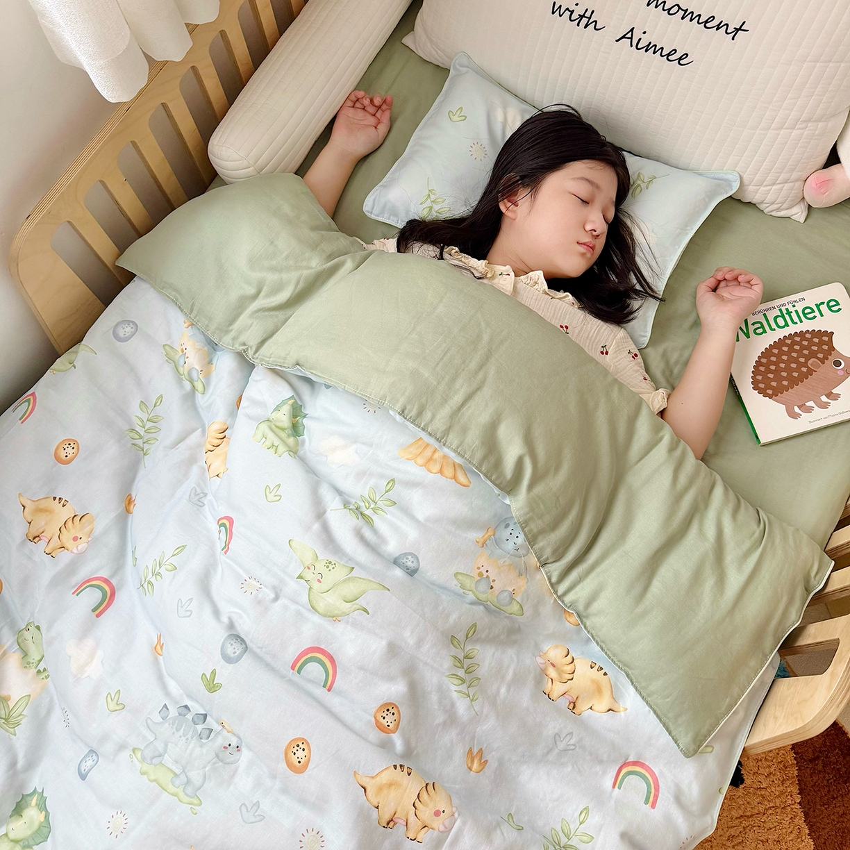 91家纺网 家纺一手货源 找家纺 萌宝家纺 2025新款母婴A类全棉双层纱儿童被套纯棉纱布三件套 小恐龙