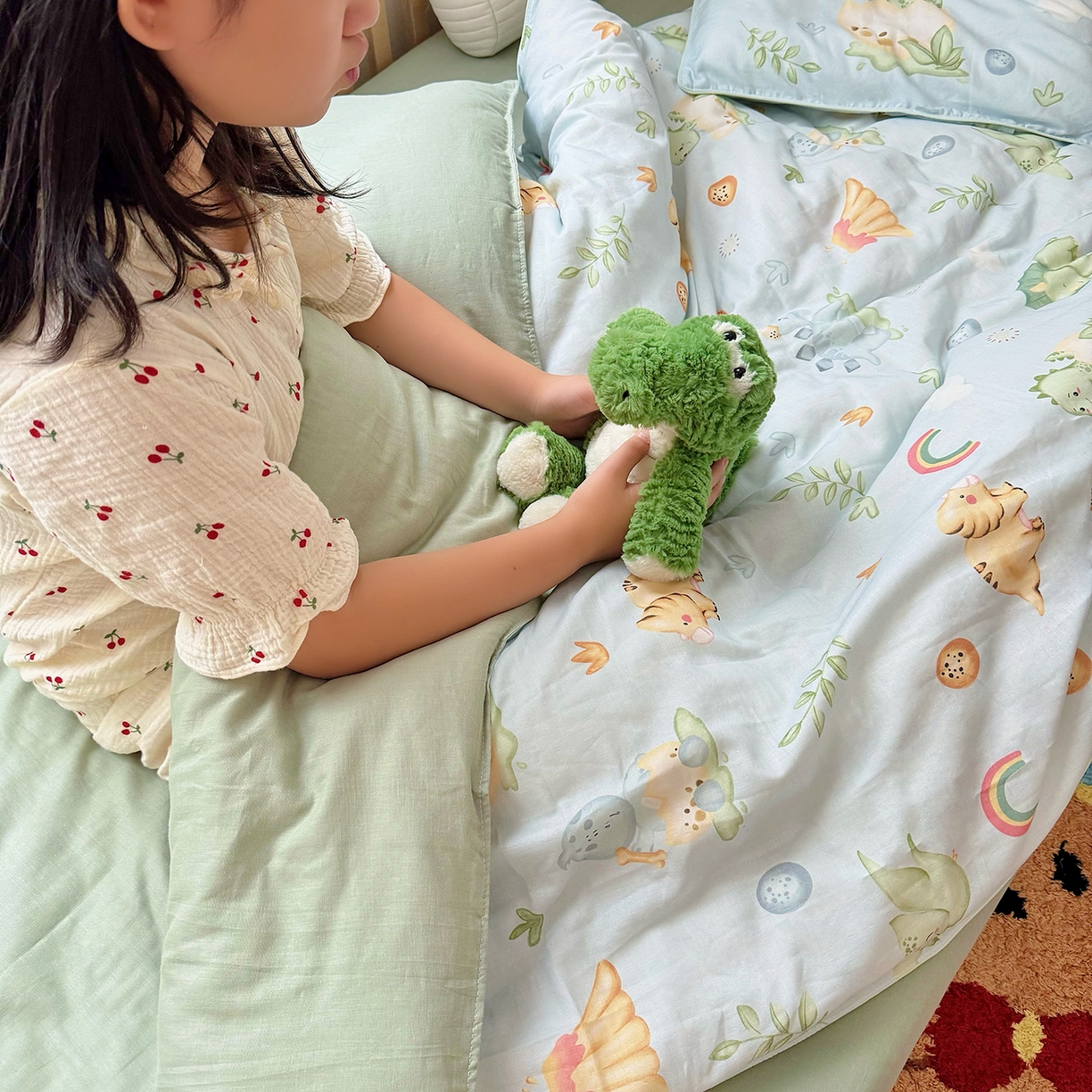 91家纺网 家纺一手货源 找家纺 萌宝家纺 2025新款母婴A类全棉双层纱儿童被套纯棉纱布三件套 小恐龙