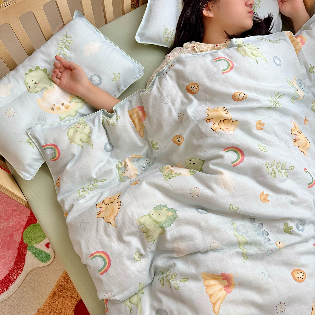91家纺网 家纺一手货源 找家纺 萌宝家纺 2025新款母婴A类全棉双层纱儿童被套纯棉纱布三件套 小恐龙