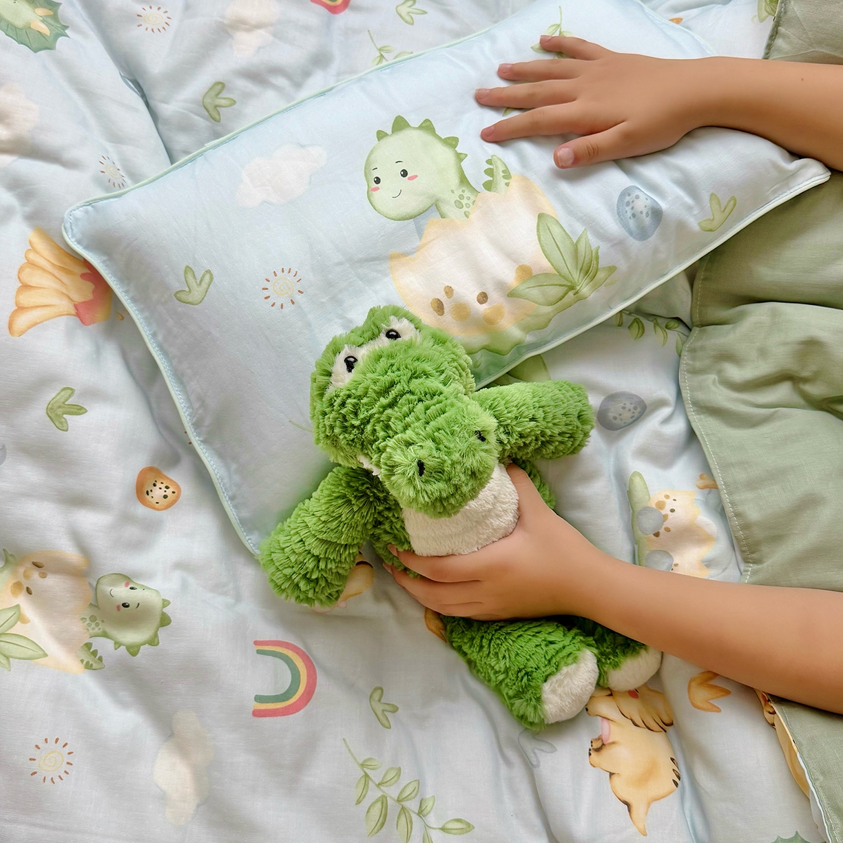 91家纺网 家纺一手货源 找家纺 萌宝家纺 2025新款母婴A类全棉双层纱儿童被套纯棉纱布三件套 小恐龙