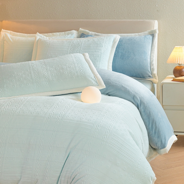 91家纺网 家纺一手货源 找家纺 眠博士 2025新款洛克款浮雕烂花牛奶绒加厚保暖四件套 洛克款-艺尚静蓝