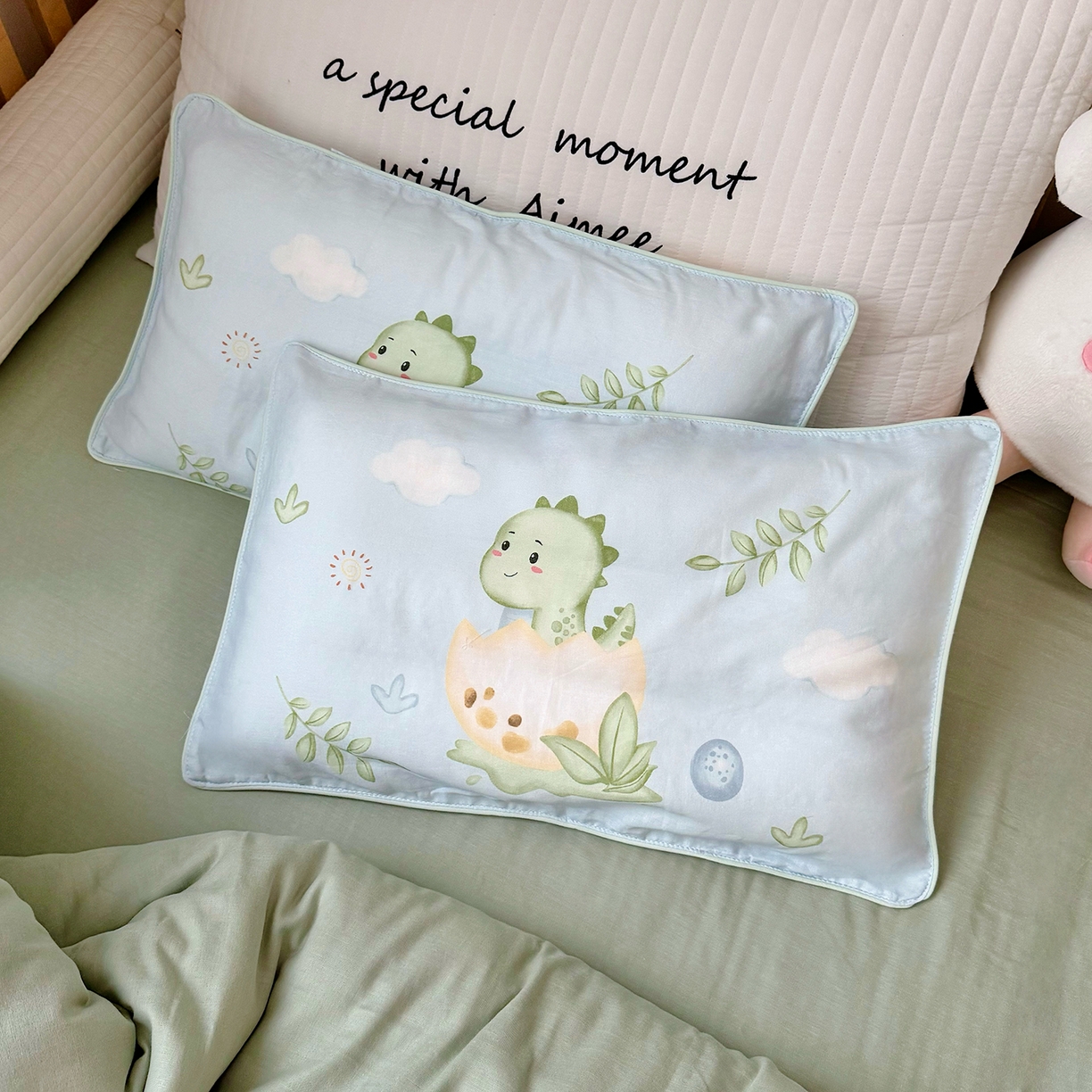 91家纺网 家纺一手货源 找家纺 萌宝家纺 2025新款母婴A类全棉双层纱儿童被套纯棉纱布三件套 小恐龙