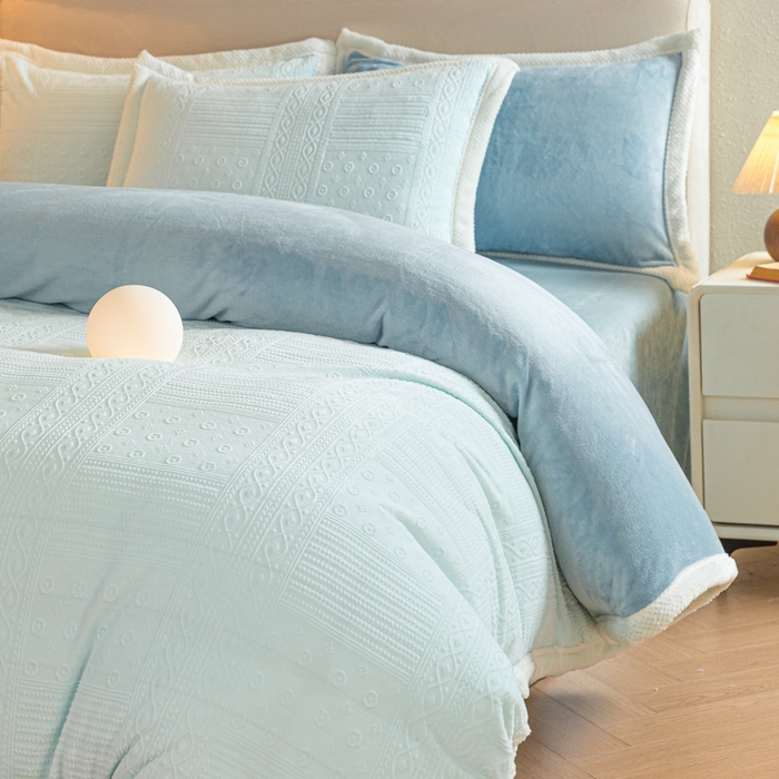 91家纺网 家纺一手货源 找家纺 眠博士 2025新款洛克款浮雕烂花牛奶绒加厚保暖四件套 洛克款-艺尚静蓝