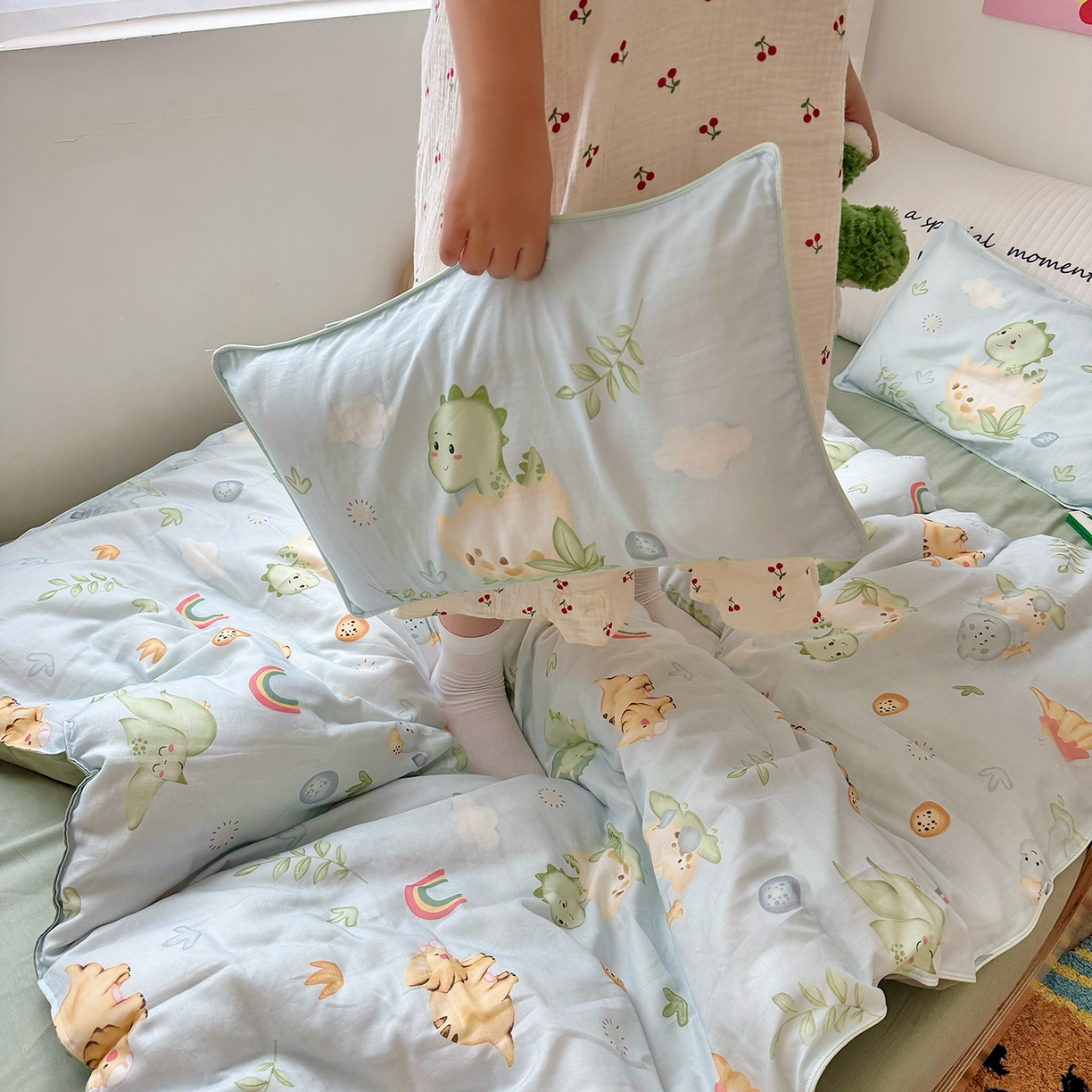 91家纺网 家纺一手货源 找家纺 萌宝家纺 2025新款母婴A类全棉双层纱儿童被套纯棉纱布三件套 小恐龙