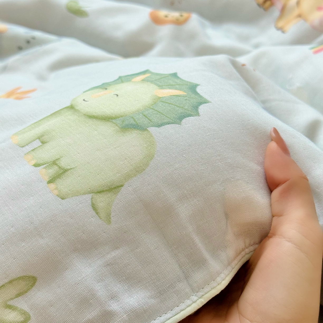 91家纺网 家纺一手货源 找家纺 萌宝家纺 2025新款母婴A类全棉双层纱儿童被套纯棉纱布三件套 小恐龙